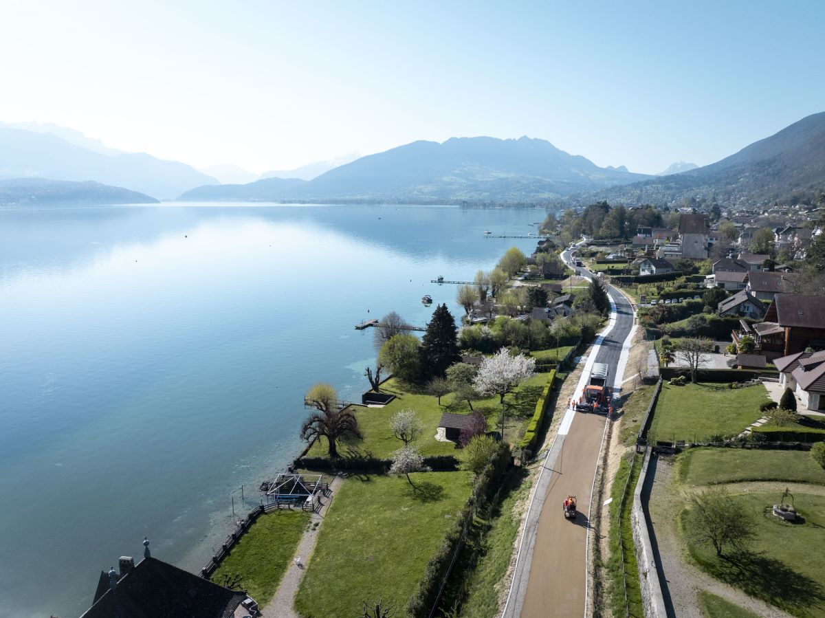 Piste cyclable en Vegecol au Lac d'Annecy réalisée par Colas