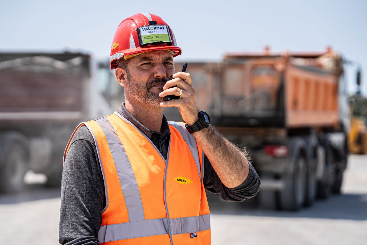 Collaborateur Colas qui travaille sur une plateforme Valormat