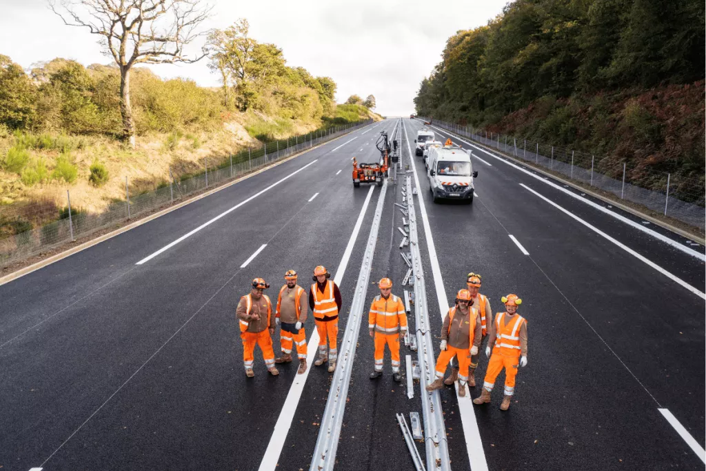 Collaborateurs Aximum en groupe sur un de leurs chantiers