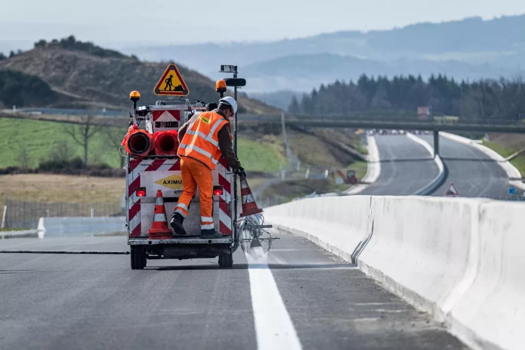 Collaborateur Aximum réalisant un marquage routier sur la RN88 