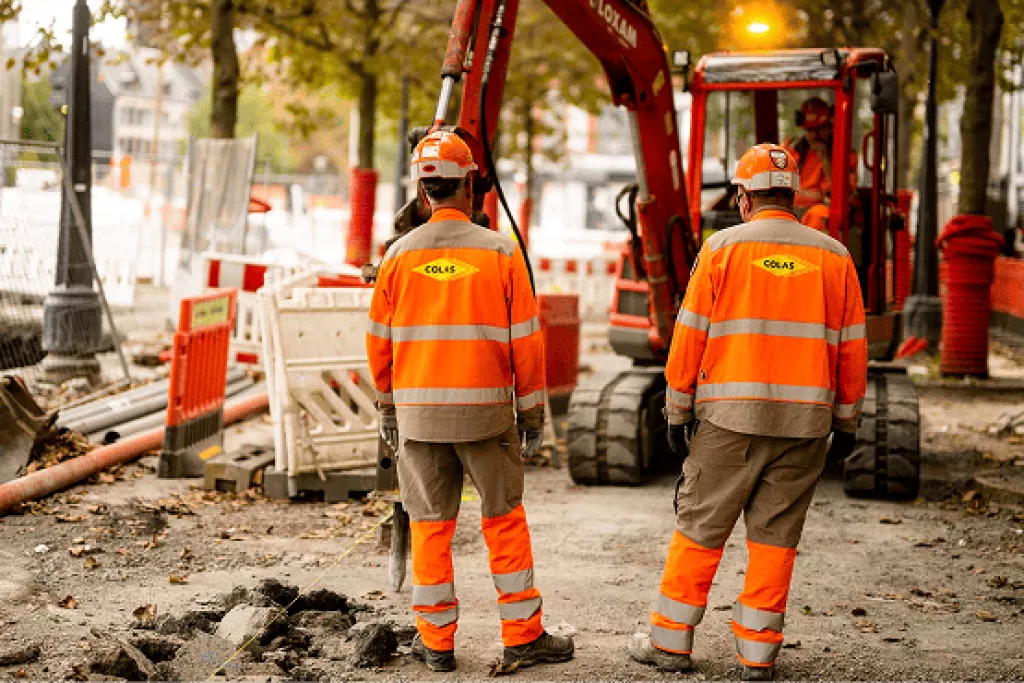 Colas employee seen from behind at the Liège tramway construction site