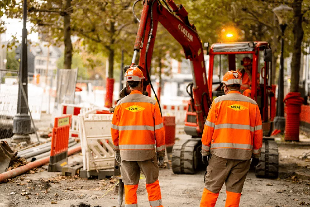Colas employee seen from behind at the Liège tramway construction site
