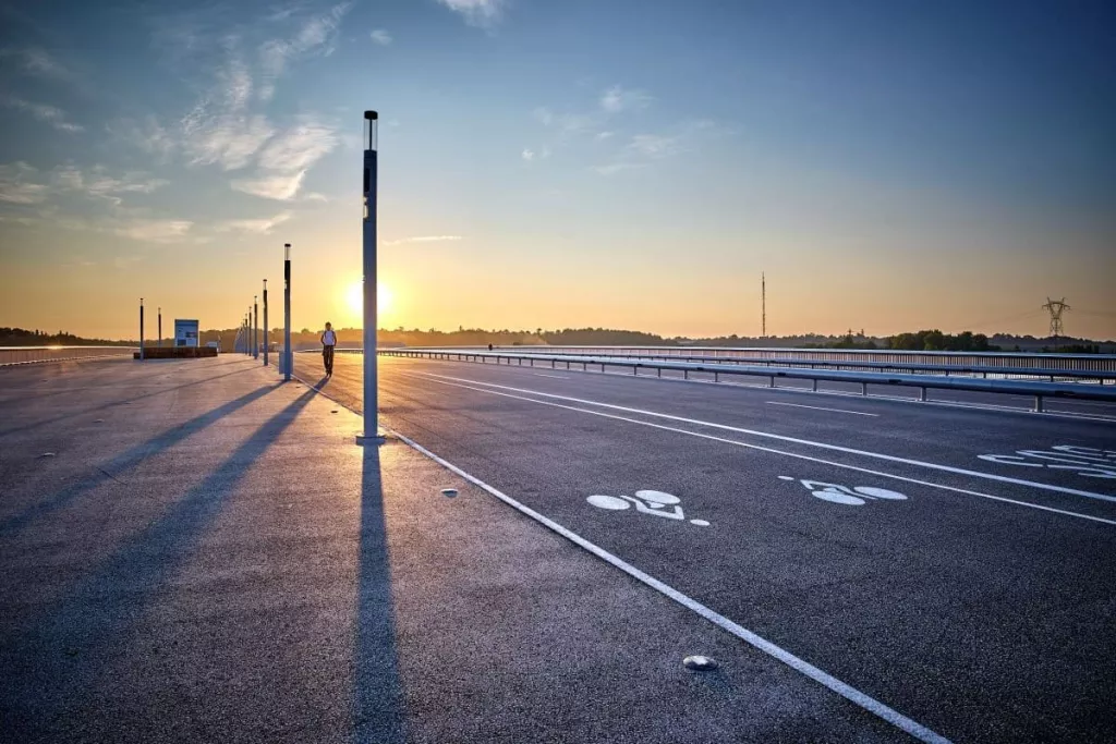 Piste cyclable, voie piétonne et voie de bus réalisées par Colas