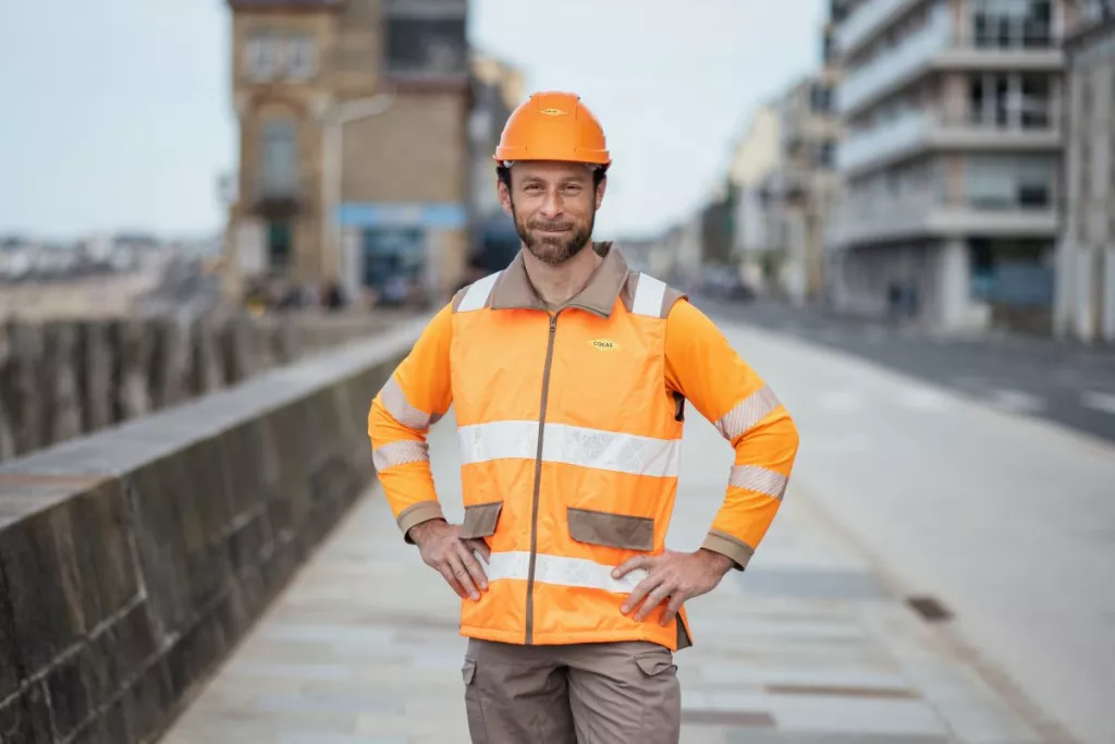 Collaborateur Colas sur chantier à Saint-Malo