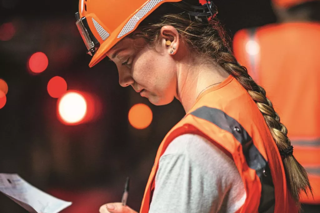 Collaboratrice Colas sur chantier de nuit