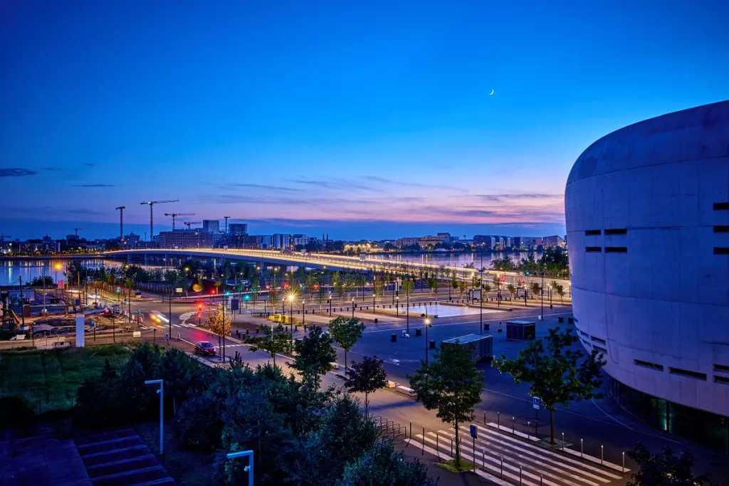 Réalisation du pont Simone Veil en enrobé à Bordeaux par Colas