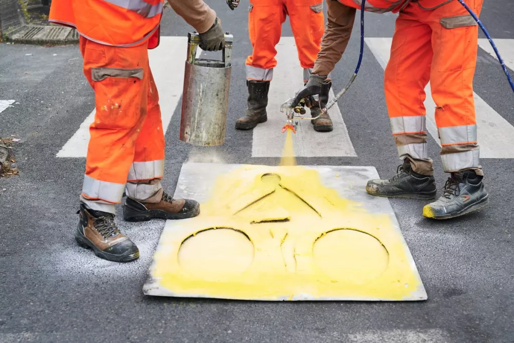 Réalisation de la signalisation au sol sur une piste cyclable par Aximum