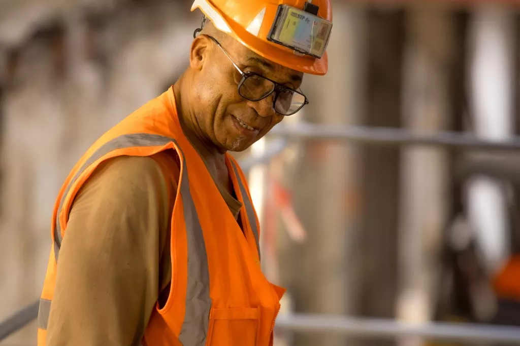 Colas Bâtiment employee on a construction site in Paris