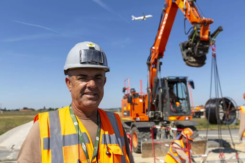 Collaborateur Colas sur le chantier de la piste 1 à Roissy
