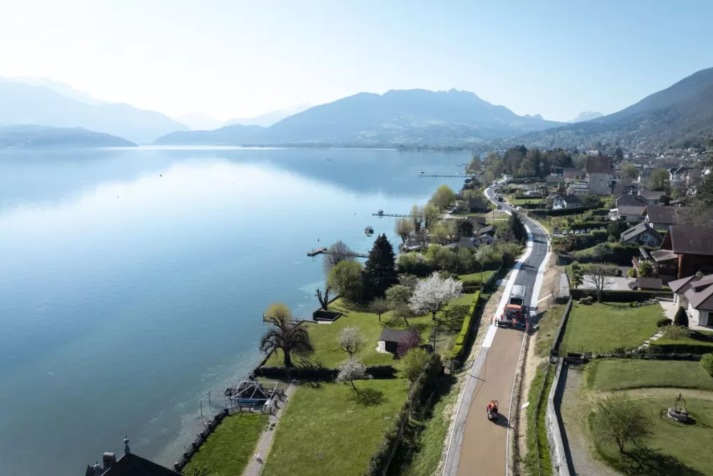 Piste cyclable en Vegecol au Lac d'Annecy réalisée par Colas