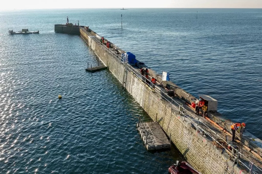 À Ploemeur, un chantier pour renforcer la digue de Lomener et protéger le littoral