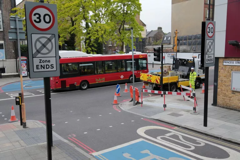Illustration of Londres, Royaume-Uni (2013) – Contrat de rénovation et d’entretien de 250 km de voirie