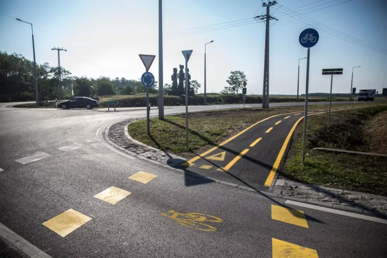 Illustration of Route M32, Hongrie (2015) – Réalisation d&#039;une piste cyclable interurbaine 