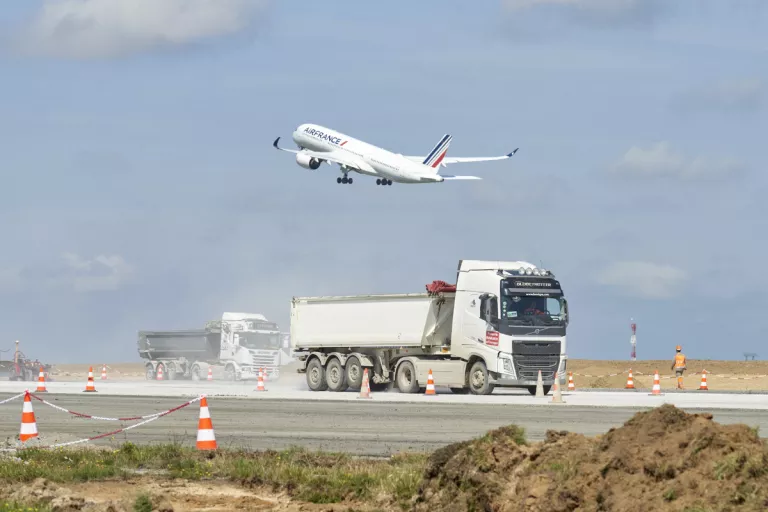 Illustration of Rénovation de la piste d’aéroport de Paris-CDG : un chantier de précision signé Colas