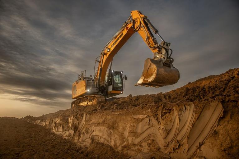Illustration d’une pelleteuse hydraulique Liebherr en plein terrassement sur un chantier de génie civil.