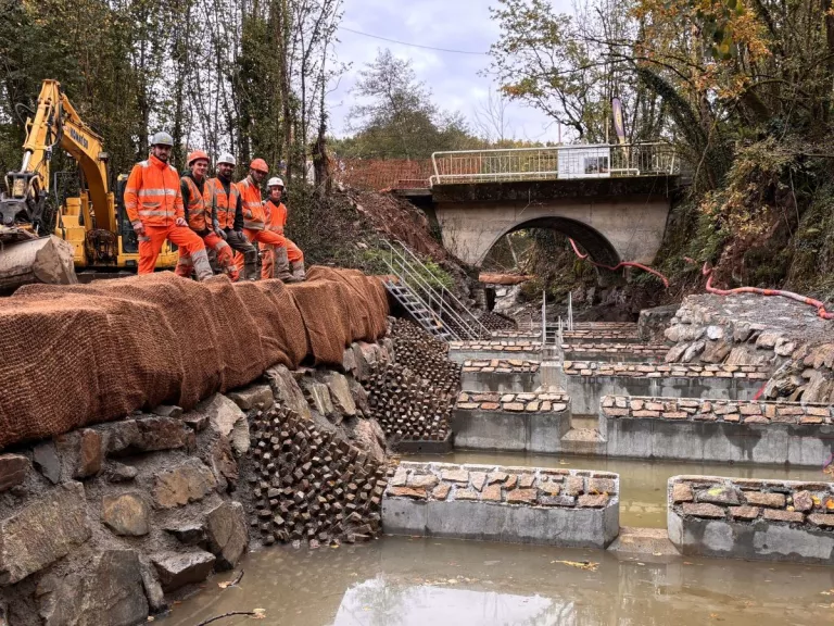 Collaborateurs Colas à côté d'une rivière qui vient d'être réaménagée