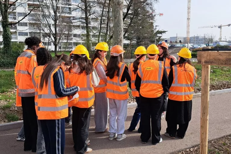 Jeunes femmes de dos avec un gilet orange