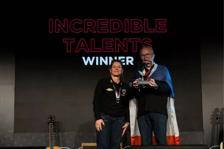 2 collaborateurs colas lors de la Colas Team Cup avec une coupe