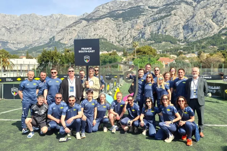 Collaborateurs Colas en bleu qui sourient