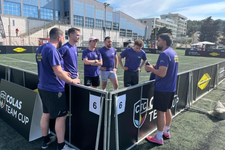 Collaborateurs Colas qui se préparent pour un match de foot