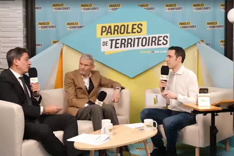 3 personnes échangeant avec un micro sur des canapés avec un logo Paroles de Territoires