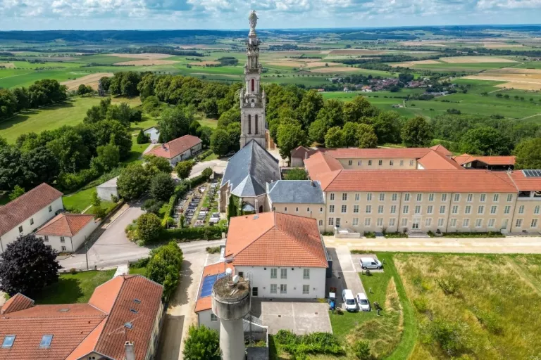 Cité des paysages avec plusieurs batiments clairs
