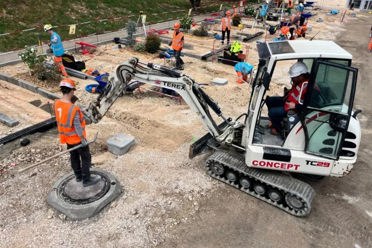 mini pelle chenille gérée par une personne sur chantier