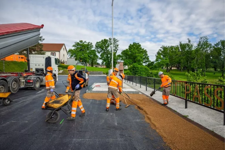 Collaborateurs Colas sur chantier entrain de mettre en oeuvre un enrobé 