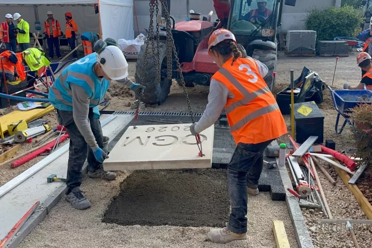 Deux personnes mettent en place une dalle