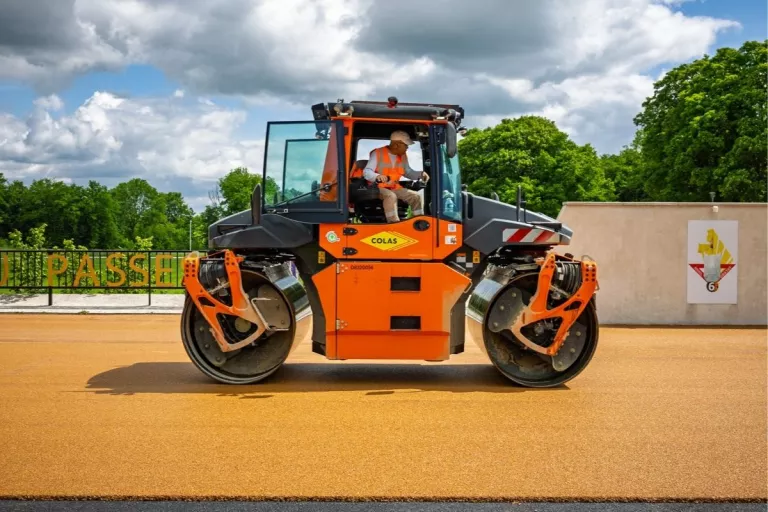 compacteur en oeuvre sur un chantier Colas