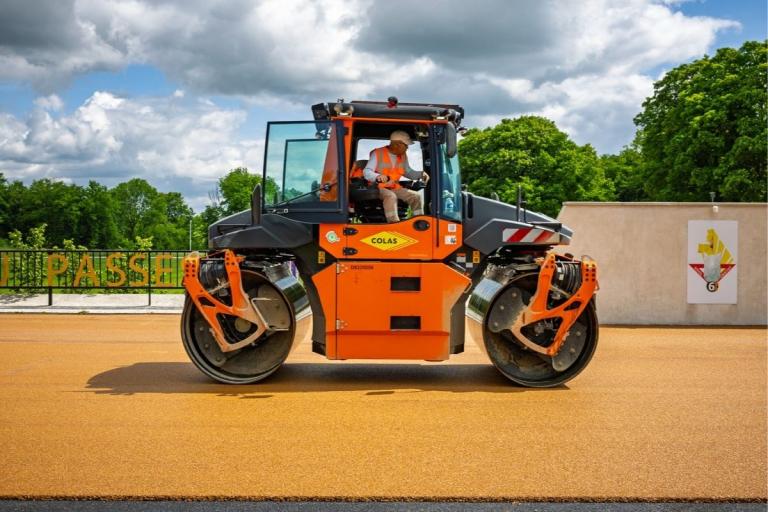 compacteur en oeuvre sur un chantier Colas