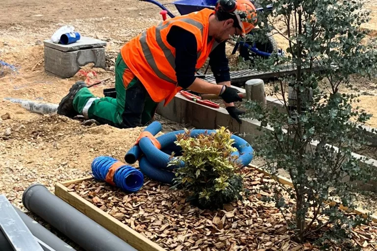 personne en EPI travaillant avec un marteau