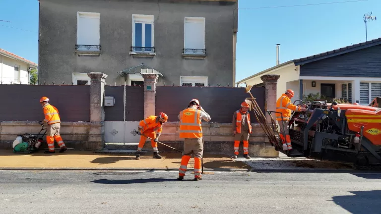 collaborateurs Colas sur chantier en train de mettre en oeuvre un enrobé clair 
