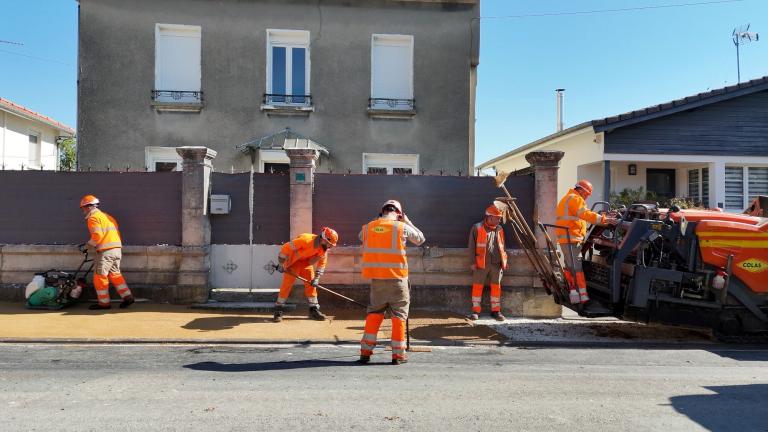 collaborateurs Colas sur chantier en train de mettre en oeuvre un enrobé clair 