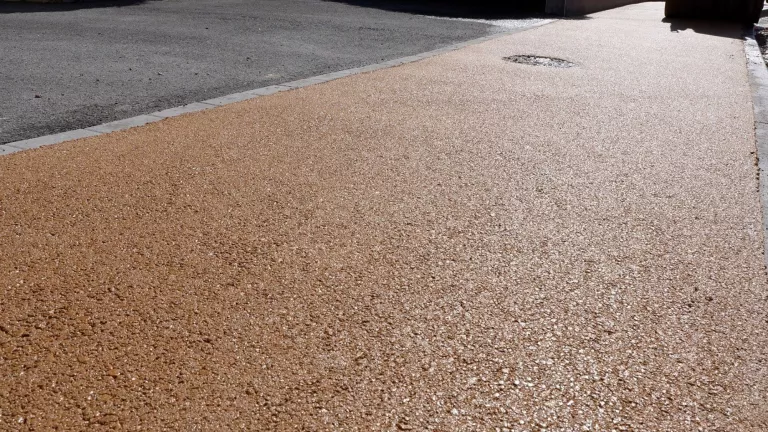 revetement d'enrobé clair sur trottoir