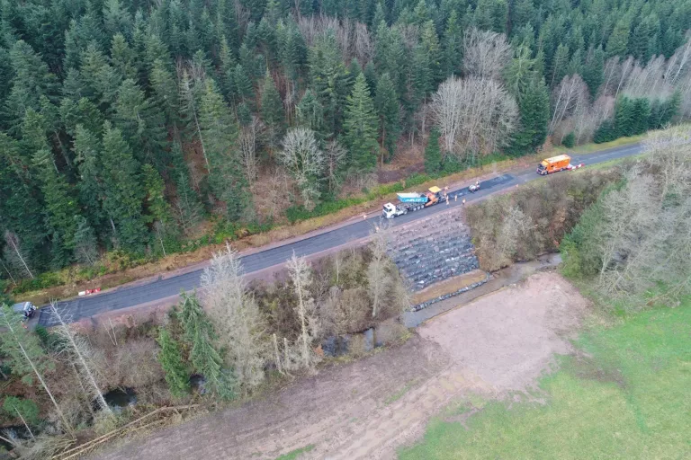 travaux sur une route avec des engins de chantiers
