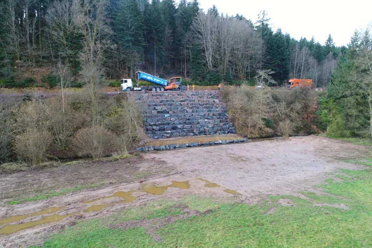 travaux sur une route avec des enrochements de pierre