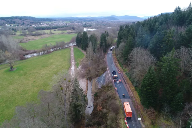 Chantier en cours sur une route départementale dans la nature avec des engins Colas