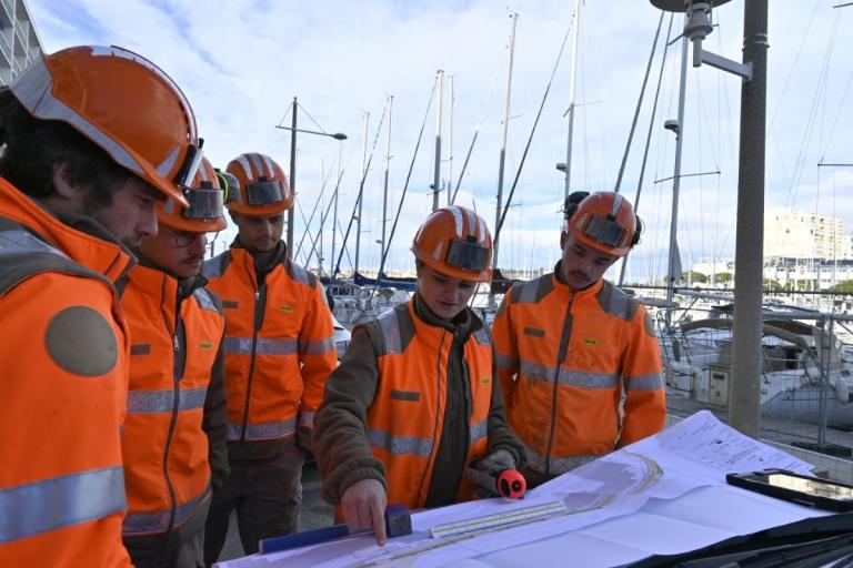 plsuieurs collaborateurs Colas sur chantier qui regardent un plan