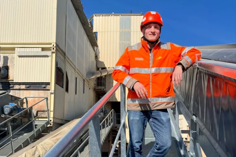 Collaborateur Colas avec ses EPI orange
