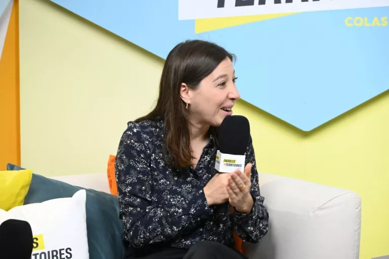 Hiba Debouk présente les enjeux des îlots de chaleur urbains lors du live Paroles de Territoires.