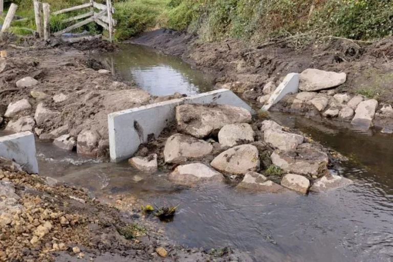 Ouvrage de répartition des eaux réalisé lors des travaux de restauration du cours d'eau
