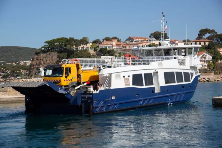 Bateau transportant un camion et du matériel pour la réhabilitation de l'île de Bendor dans le Var