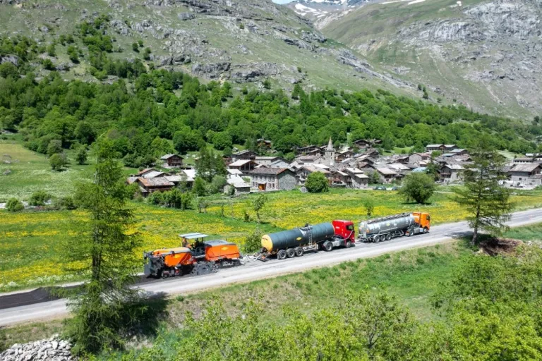 Atelier de recyclage de chaussée avec la solution Recycol à Bonneval-sur-Arc, au cœur d'un environnement de montagne.