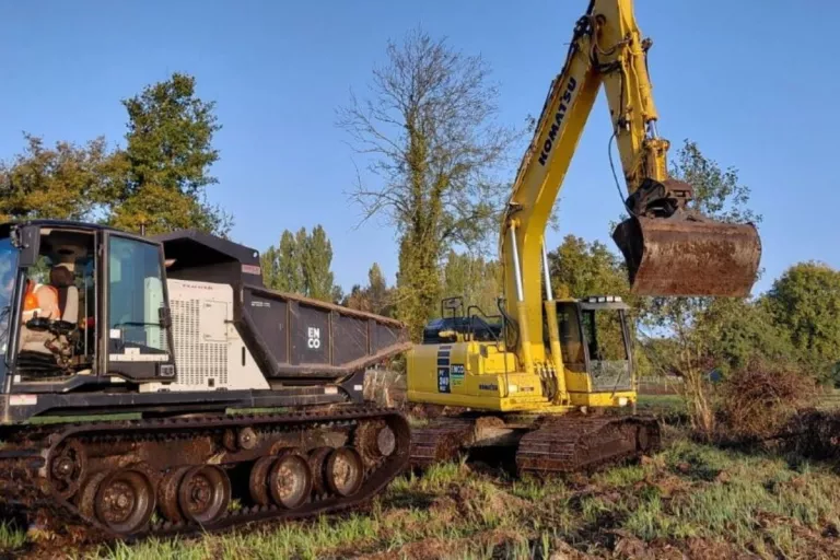 Engins Colas mobilisés pour un chantier de génie écologique en zone humide