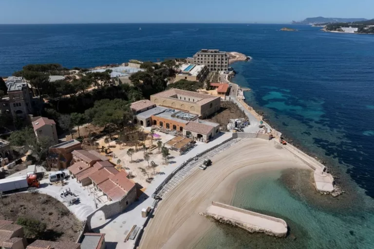 Vue aérienne des aménagements réalisés sur l'île de Bendor après sa réhabilitation par Colas