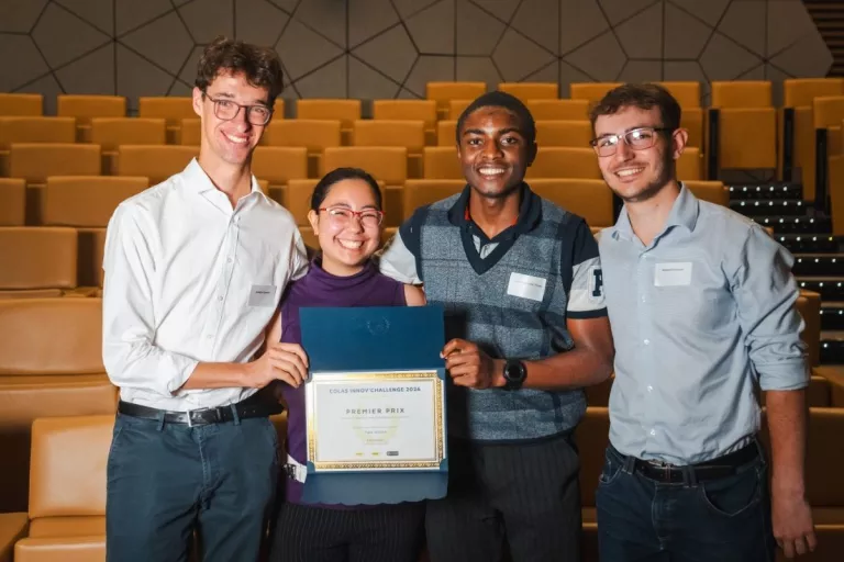 L'équipe lauréate du premier prix pose avec son trophée lors de la finale du Colas Innov'Challenge.