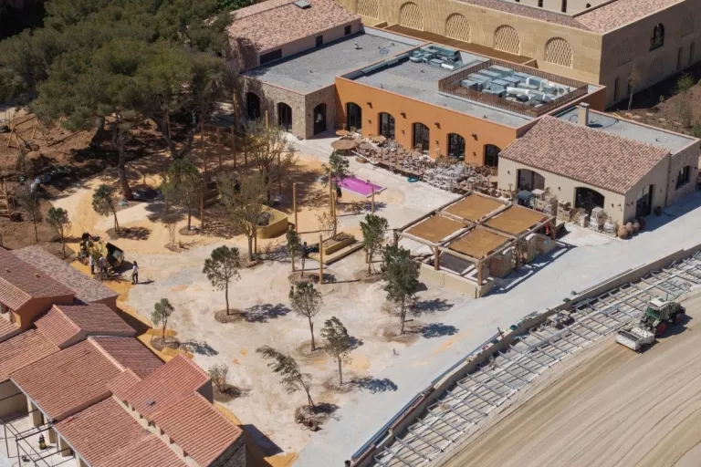 Espaces publics et aménagements paysagers réalisés lors de la réhabilitation de l'île de Bendor