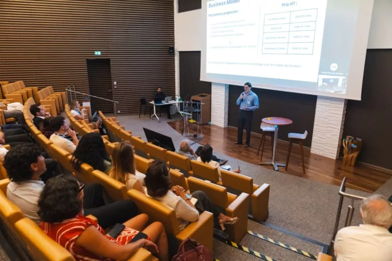 Un étudiant présente son projet devant le jury et les participants lors de la finale du Colas Innov'Challenge.