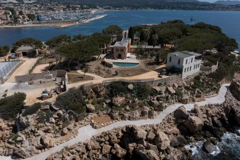 Aménagements urbains réalisés sur les falaises de l'île de Bendor face à la Méditerranée